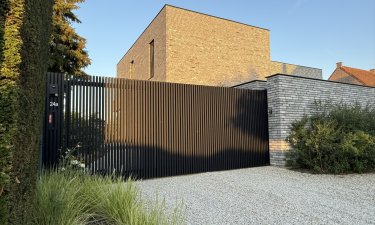 Aluminium schuifpoort op rail met kokers — Bilzen